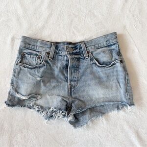 Levi’s 501 Distressed Denim Cutoff Shorts Light Wash Frayed Hem W26